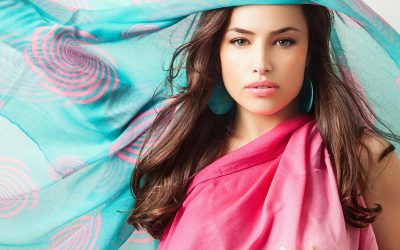 Les foulards et les écharpes, des accessoires de mode pratiques