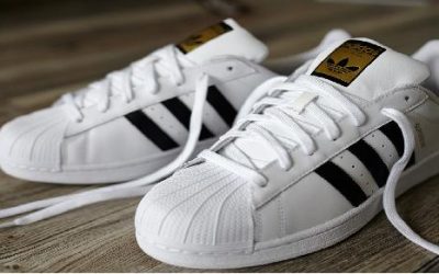 La classe avec les sneakers Superstar