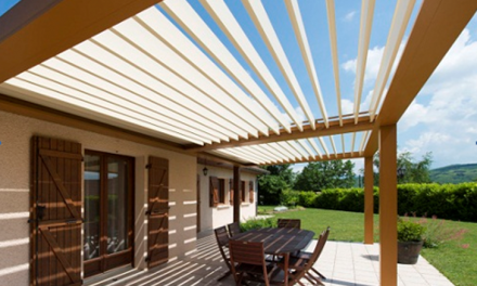 Une pergola bioclimatique pour une terrasse design