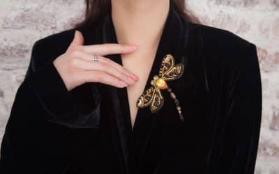 Tout savoir sur l’importance de porter une broche sur une tenue