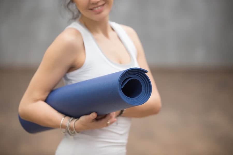 Quels sont les avantages d’un tapis de yoga épais pour votre confort ?