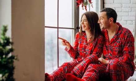 La Mode des Vêtements et Bijoux Assortis pour Couple