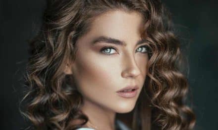 Sublimer les cheveux bouclés : conseils et soins pour une routine efficace