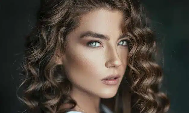 Sublimer les cheveux bouclés : conseils et soins pour une routine efficace