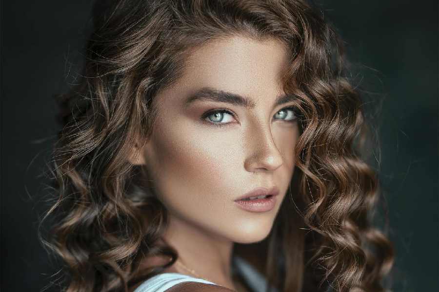 Sublimer les cheveux bouclés : conseils et soins pour une routine efficace