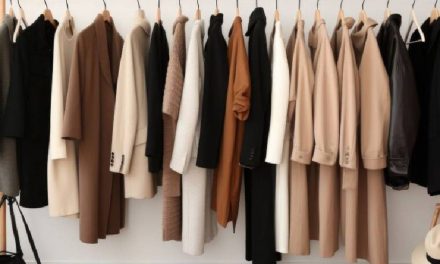 Capsule Wardrobe 2026 : 10 pièces indispensables pour un look chic et minimaliste