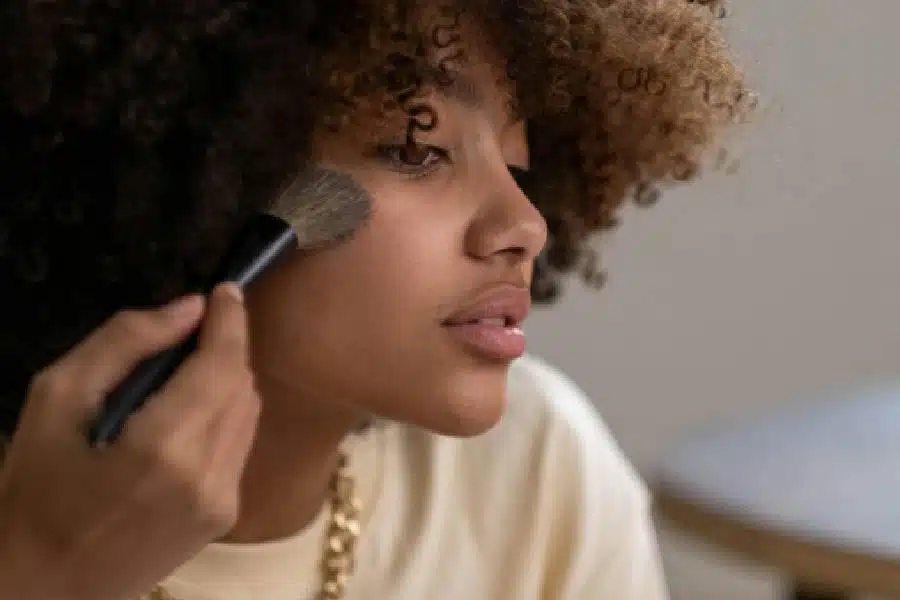 Beauté afro : comprendre les spécificités et adopter les bonnes pratiques